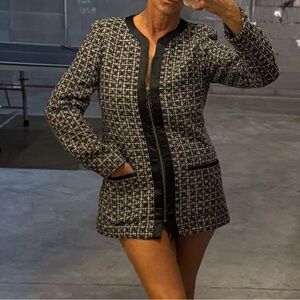 Tahari semi new, zipper front jacket. Beautiful and classy.